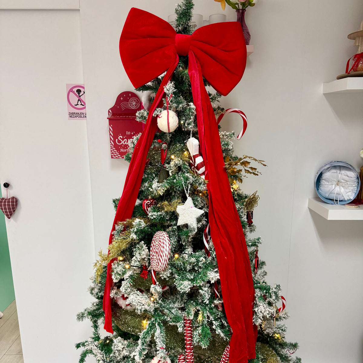 božićna mašna, mašna za bor, velika mašna za bor, plišana mašna, plišana mašna za bor, personalizirana mašna, personalizirana mašna za bor, božićna mašna za bor, ukras za bor, božićni ukras za bor, personalizirani božićni ukras, personalizirani ukrasi za bor, veliki ukras za božićno drvce, mašna za božićno drvce, božićna dekoracija, božićna dekoracija za dom, personalizirana božićna dekoracija, personalizirani božićni poklon, božićni poklon za obitelj, ukras s imenom, mašna s imenom, mašna s natpisom, zlatn