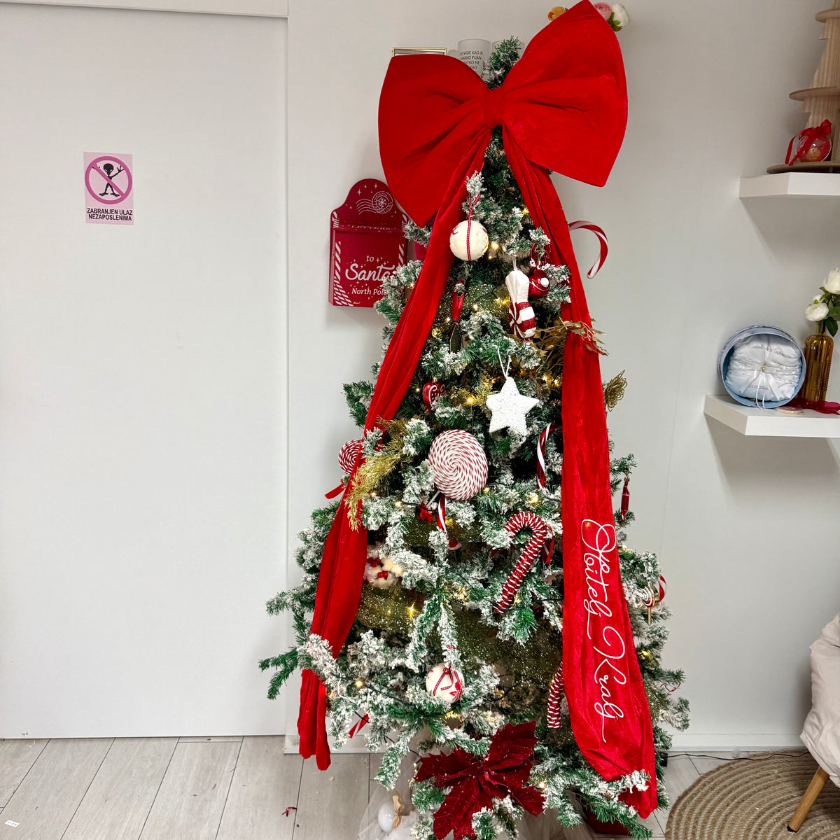 božićna mašna, mašna za bor, velika mašna za bor, plišana mašna, plišana mašna za bor, personalizirana mašna, personalizirana mašna za bor, božićna mašna za bor, ukras za bor, božićni ukras za bor, personalizirani božićni ukras, personalizirani ukrasi za bor, veliki ukras za božićno drvce, mašna za božićno drvce, božićna dekoracija, božićna dekoracija za dom, personalizirana božićna dekoracija, personalizirani božićni poklon, božićni poklon za obitelj, ukras s imenom, mašna s imenom, mašna s natpisom, zlatn